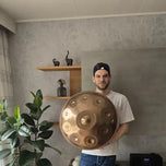 Sven Kirchhofer mit einer Handpan, Partner vor Ort von handpanladen in Mönchengladbach