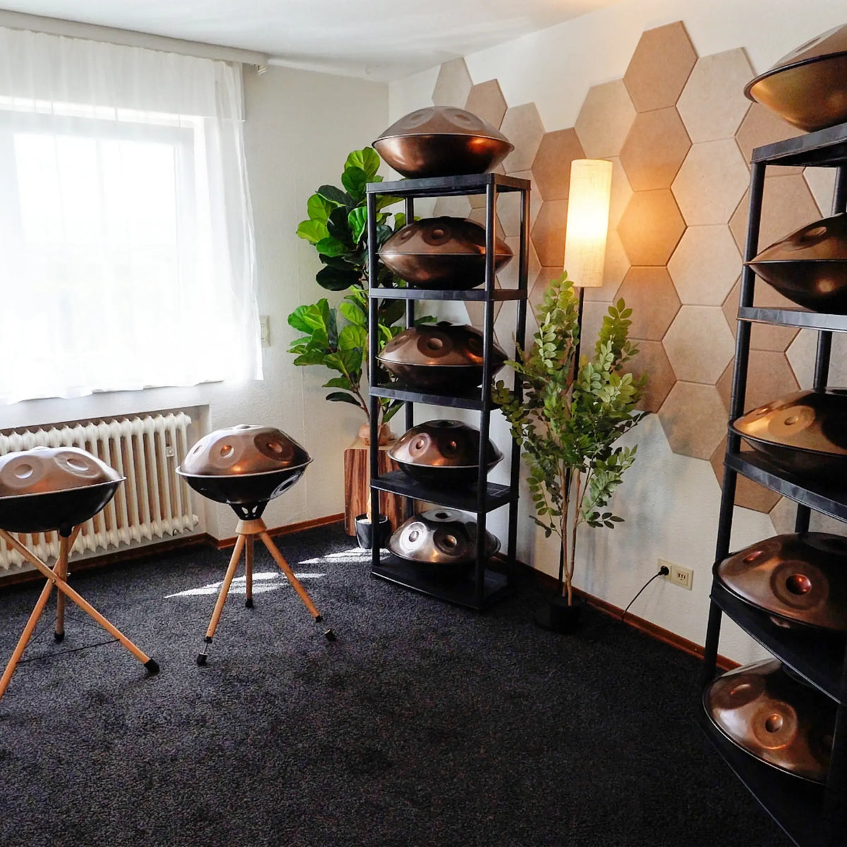 Showroom von handpanladen in Balingen mit Handpans auf Regalen und Ständern