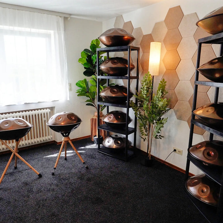 Showroom von handpanladen in Balingen – Handpans auf Regalen und Ständern im Ausstellungsraum