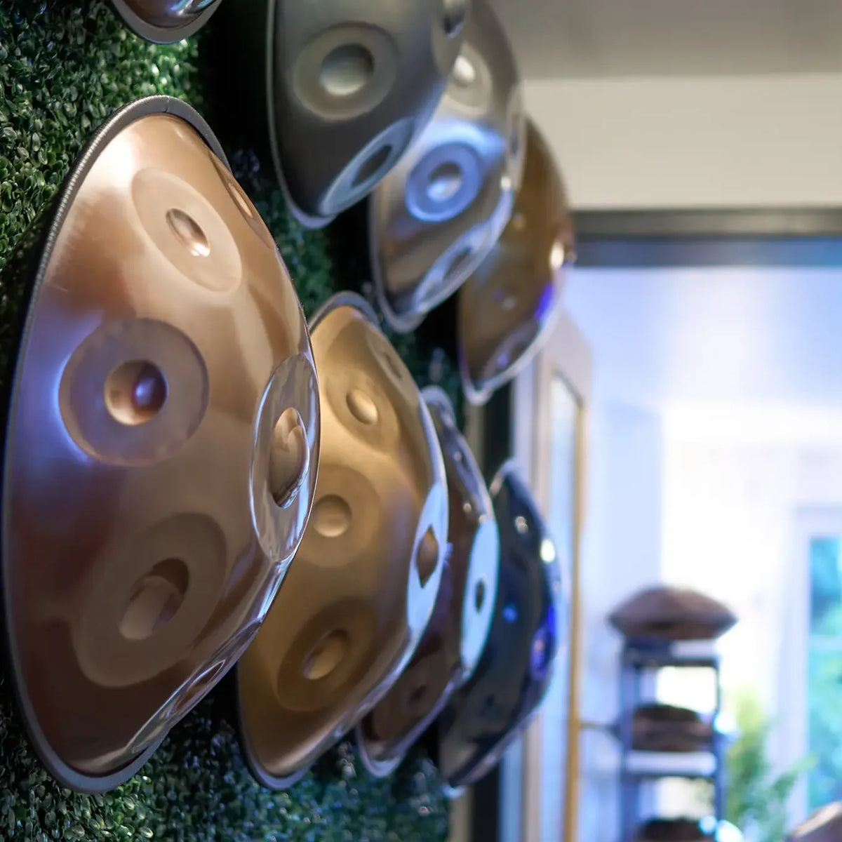 Handpans an der Wand im Showroom von handpanladen in Balingen