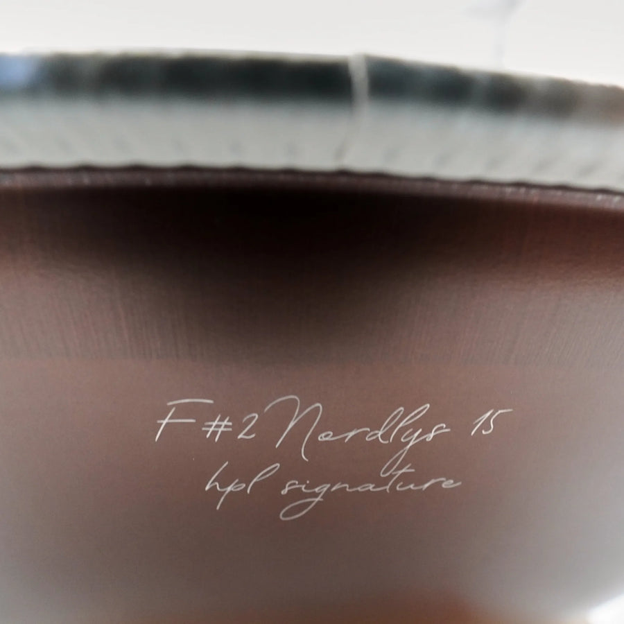 Gravur-Detail der Handpan Signature F# 2 Nordlys 15 auf mattem braunem Stahl – handpanladen