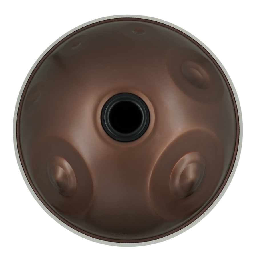 Handpan Signature F# 2 Nordlys 15, Unterseite mit Gu-Klangöffnung und braunem Finish – handpanladen