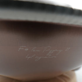 Gravur-Detail der Handpan Signature F# Low Pygmy 21 auf mattem braunem Stahl – handpanladen