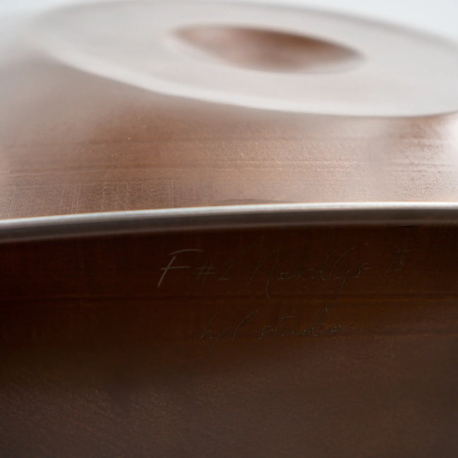 Gravur-Detail der Handpan F#2 Nordlys 15 – hpl studio