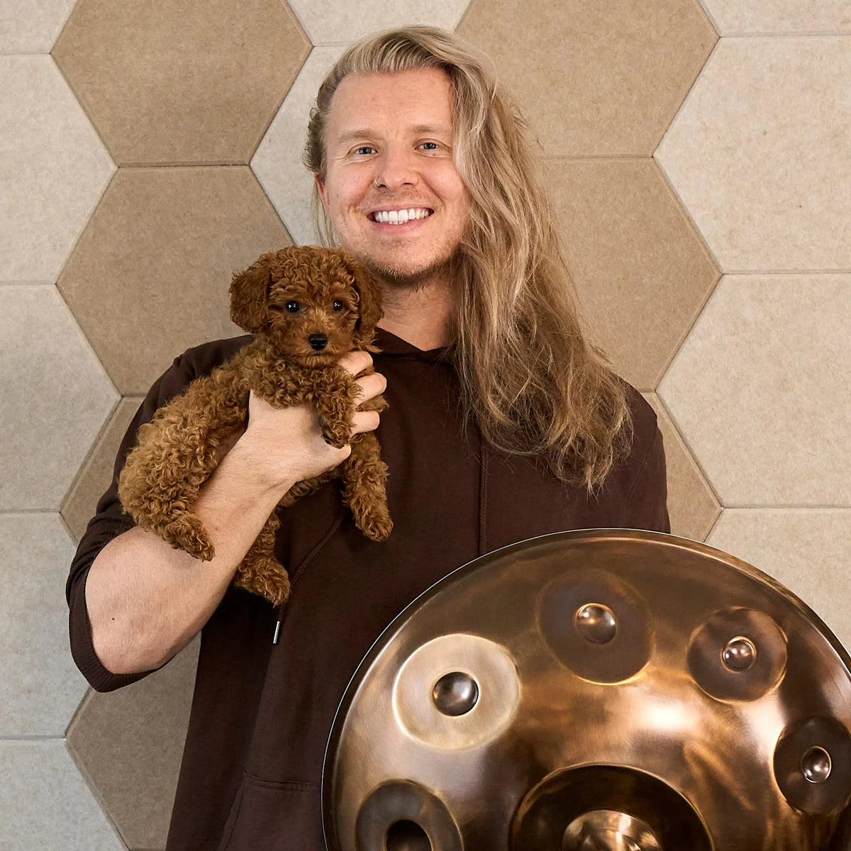 Max Neumann, Gründer von handpanladen, mit Welpe und Handpan