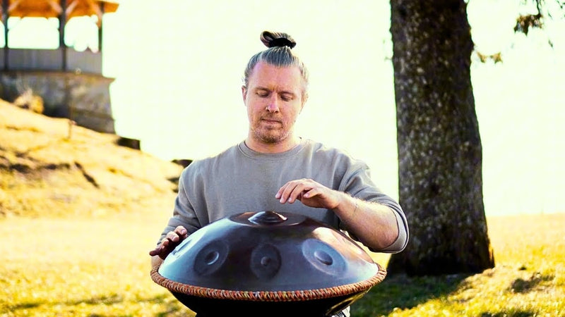 Max Neumann spielt Handpan im Park, Vorschaubild zum Video Breeze of Spring